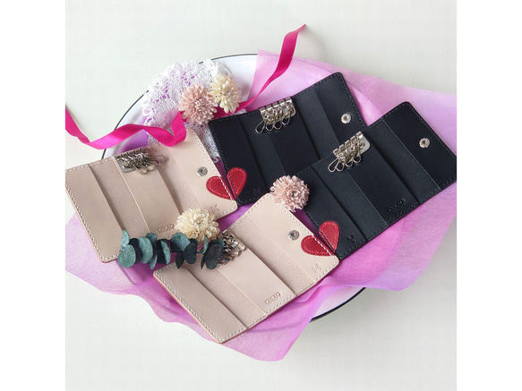 《特集掲載》【イニシャル刻印サービス】結婚祝・記念日に! 赤ハート4連ペアキーケース【黒・生成り】※袋ラッピング無料 14枚目の画像