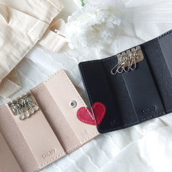 《特集掲載》【イニシャル刻印サービス】結婚祝・記念日に! 赤ハート4連ペアキーケース【黒・生成り】※袋ラッピング無料 17枚目の画像