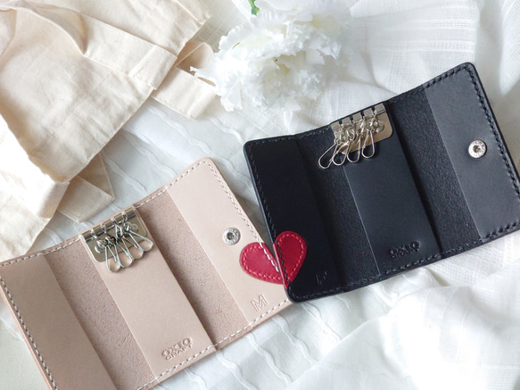 《特集掲載》【イニシャル刻印サービス】結婚祝・記念日に! 赤ハート4連ペアキーケース【黒・生成り】※袋ラッピング無料 17枚目の画像