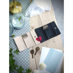 《特集掲載》【イニシャル刻印サービス】結婚祝・記念日に! 赤ハート4連ペアキーケース【黒・生成り】※袋ラッピング無料 4枚目の画像