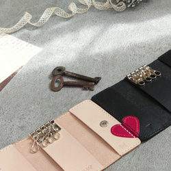 《特集掲載》【イニシャル刻印サービス】結婚祝・記念日に! 赤ハート4連ペアキーケース【黒・生成り】※袋ラッピング無料 9枚目の画像