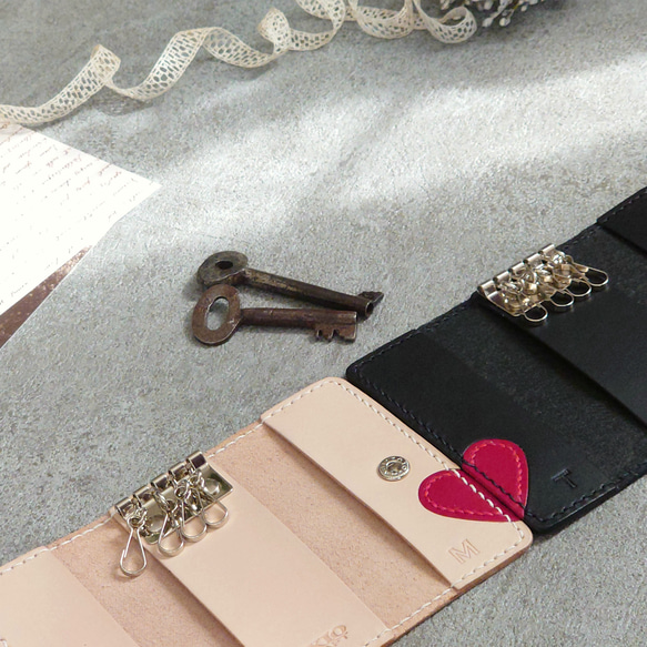 《特集掲載》【イニシャル刻印サービス】結婚祝・記念日に! 赤ハート4連ペアキーケース【黒・生成り】※袋ラッピング無料 9枚目の画像