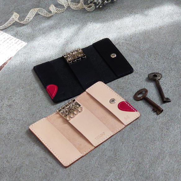 《特集掲載》【イニシャル刻印サービス】結婚祝・記念日に! 赤ハート4連ペアキーケース【黒・生成り】※袋ラッピング無料 7枚目の画像