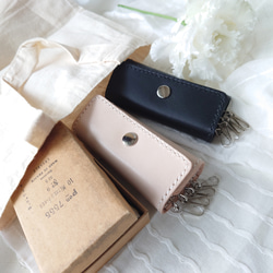 《特集掲載》【イニシャル刻印サービス】結婚祝・記念日に! 赤ハート4連ペアキーケース【黒・生成り】※袋ラッピング無料 16枚目の画像