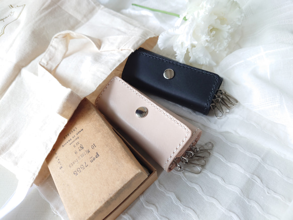 《特集掲載》【イニシャル刻印サービス】結婚祝・記念日に! 赤ハート4連ペアキーケース【黒・生成り】※袋ラッピング無料 16枚目の画像