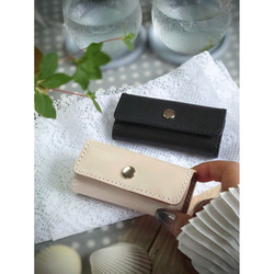 《特集掲載》【イニシャル刻印サービス】結婚祝・記念日に! 赤ハート4連ペアキーケース【黒・生成り】※袋ラッピング無料 2枚目の画像