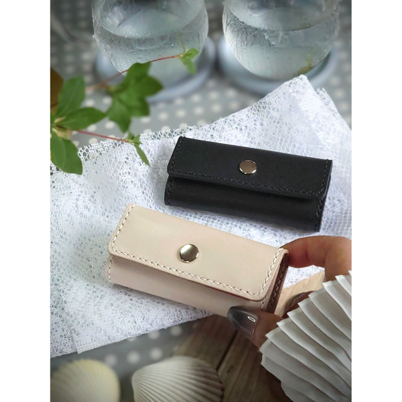 《特集掲載》【イニシャル刻印サービス】結婚祝・記念日に! 赤ハート4連ペアキーケース【黒・生成り】※袋ラッピング無料 2枚目の画像