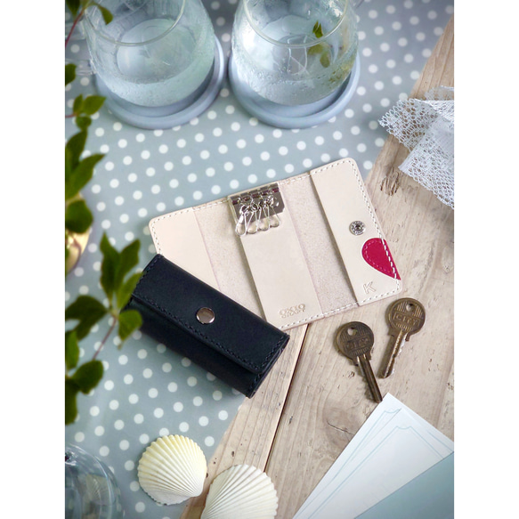 《特集掲載》【イニシャル刻印サービス】結婚祝・記念日に! 赤ハート4連ペアキーケース【黒・生成り】※袋ラッピング無料 3枚目の画像