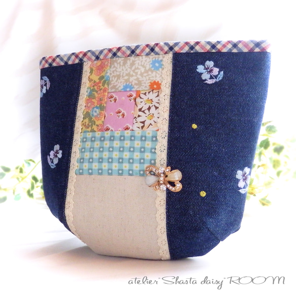 デニムの花柄パッチワークポーチ』ハート型チャーム付 すみれ花刺繍