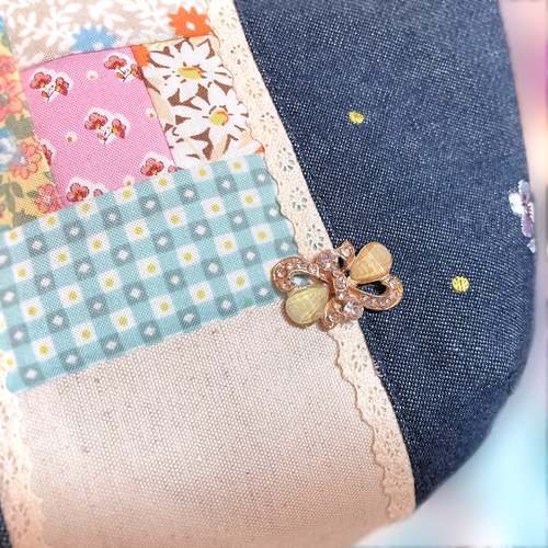 ツギハギパッチワーク2way❤️デニムリメイク・ミニファスナーポーチ＆タッセル付 デニムの花柄パッチワークポーチ』ハート型チャーム付 すみれ花