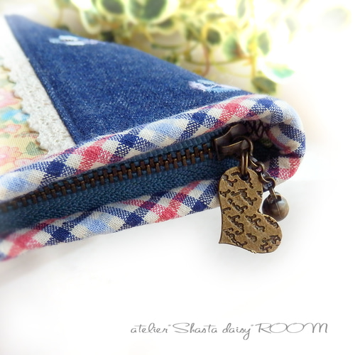 デニムの花柄パッチワークポーチ』ハート型チャーム付 すみれ花