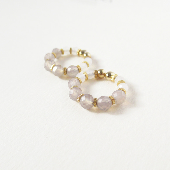 Gray and white calcedony, tiny hoop earrings 夾式耳環 第2張的照片