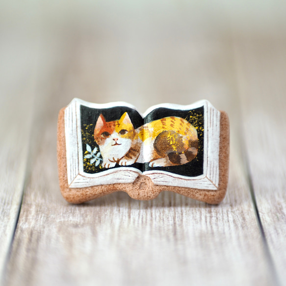 絵本ブローチ《三毛猫ミーコ》【手描きイラスト・陶土ブローチ