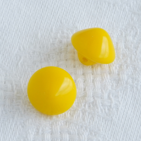 (2個) 11mm チェコ製 ヴィンテージガラスボタン　黄色 3枚目の画像