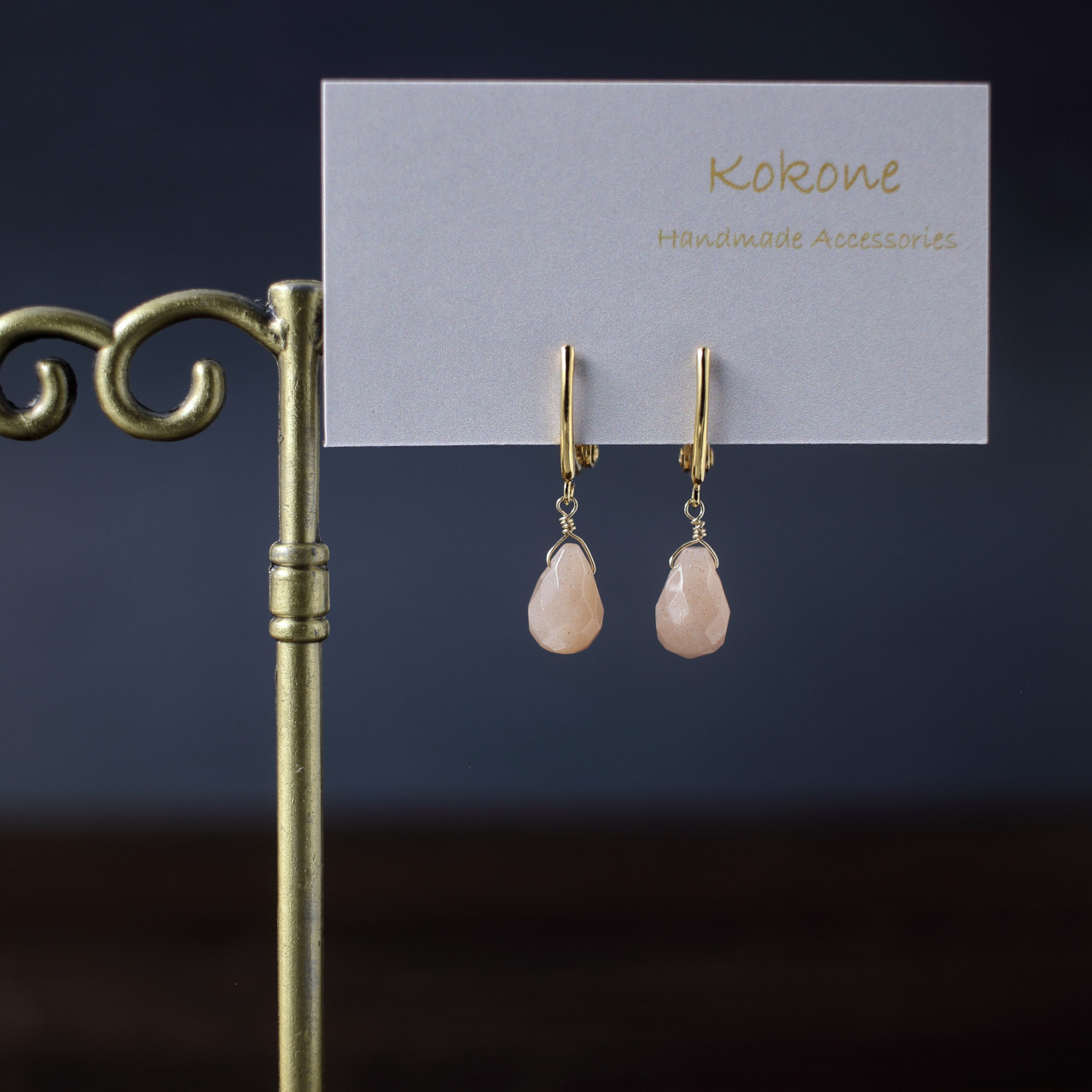 痛くないイヤリング/ピアスみたい/オレンジムーンストーンの一粒イヤリング(クリップ式)