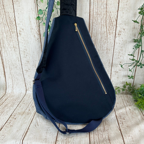 両開き開閉 高見え刺繍 背面ポケ付き 軽量 しずく型 ワンショルダー