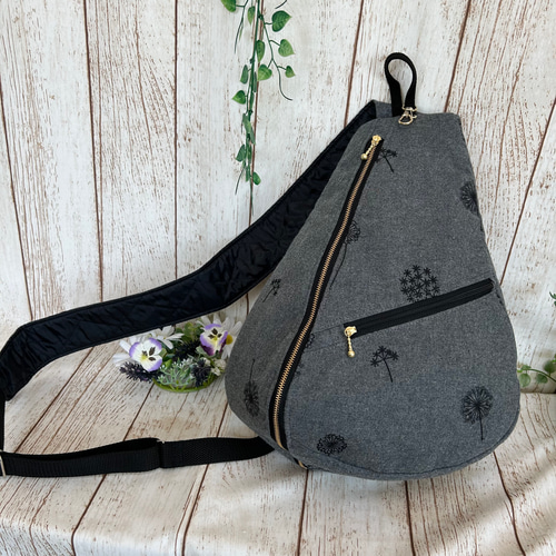 お値下げ。ハンティングワード　ショルダーバック限定品　刺繍肩紐。 お値下げ。ハンティングワード ショルダーバック限定品 刺繍肩紐。