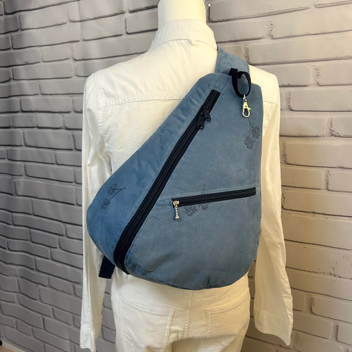 両開き開閉 高見え刺繍 背面ポケ付き 軽量 しずく型 ワンショルダー