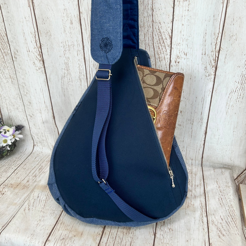 両開き開閉 高見え刺繍 背面ポケ付き 軽量 しずく型 ワンショルダー