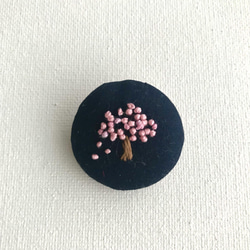 サクラ_刺繍ブローチ_紺 2枚目の画像