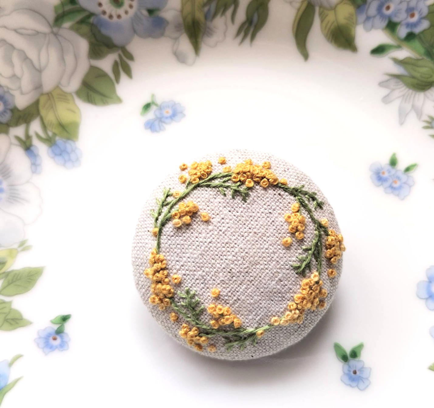 ミモザのリース刺繍ブローチ【送料無料】 ブローチ urara-2 通販