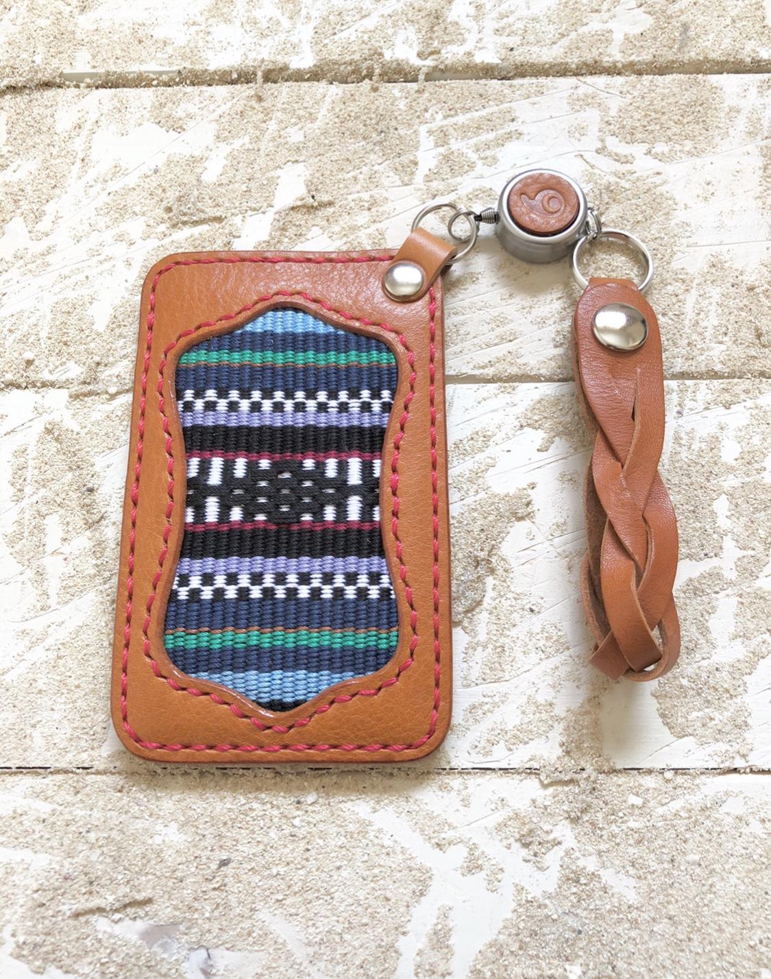 レザー　パスケース（定期入れ）　リール＆ストラップ付き　キャメル　伊波メンサー織　（織物シリーズ）