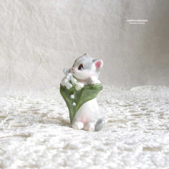 子猫とスズラン　陶土ブローチ 1枚目の画像