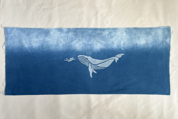 送料無料　"クジラと泳いだ日"7 絞り染め　藍染手ぬぐい 横向き 鯨 2枚目の画像