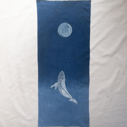 送料無料 闇夜を泳ぐクジラ5 藍染手ぬぐい 月　鯨 1枚目の画像