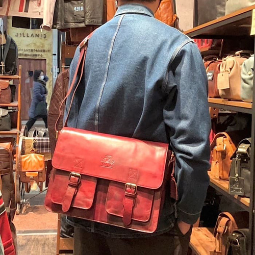 VALISE ヴァリス　本革リュック　英国デザイン　レザー Valiseミニリュック ブラックチェリー