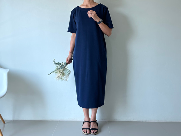 一枚で着こなせるロングスエットワンピース 半袖 アイライン 紺 ボード