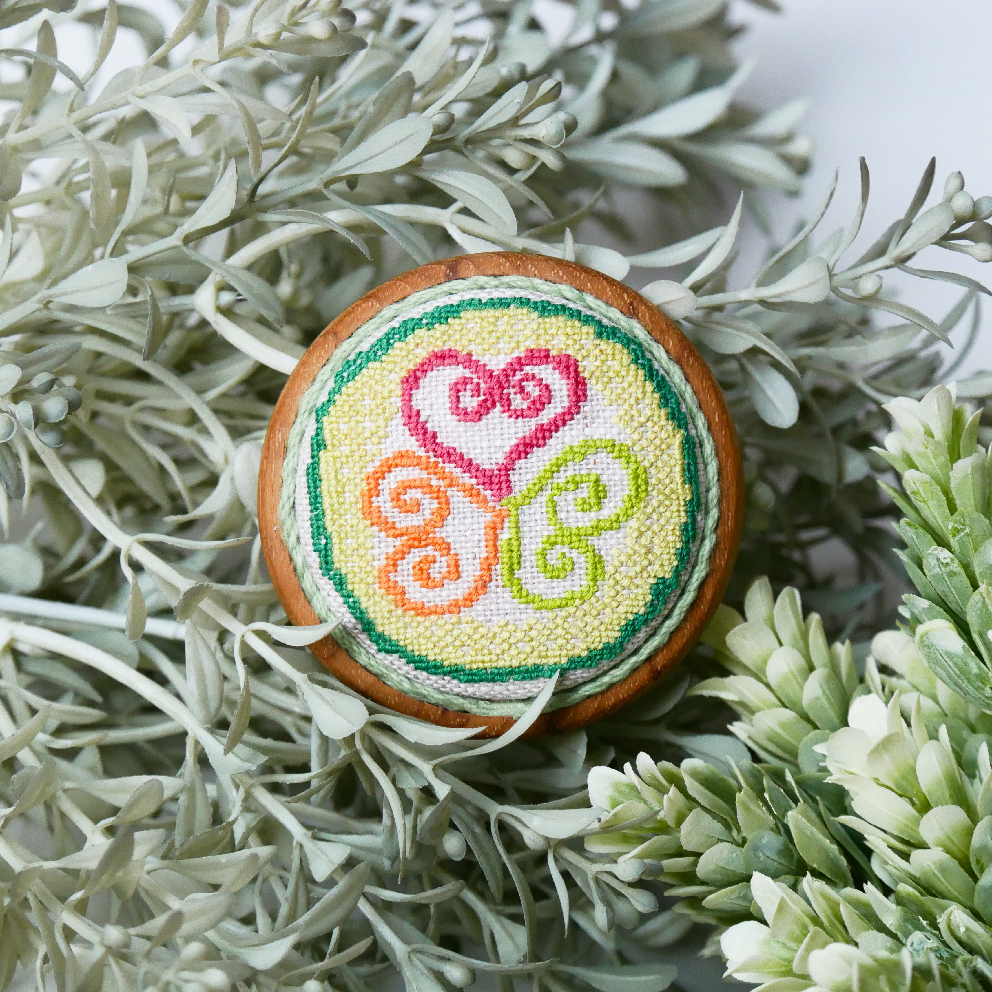 【感謝♡sale】リボン刺繍ブローチ　ハンドメイド　くるみボタン　2個 感謝♡sale】リボン刺繍ブローチ ハンドメイド くるみボタン 2個
