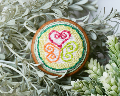 ズッキーニ 刺繍くるみボタンブローチ/ヘアゴム Fruits