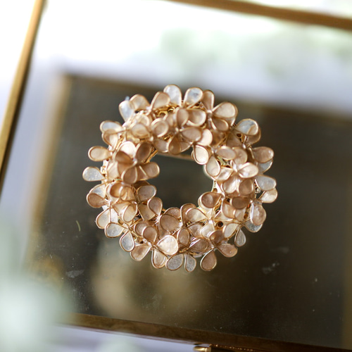 シャンパンゴールド☆マニキュアフラワーのリースブローチ ブローチ