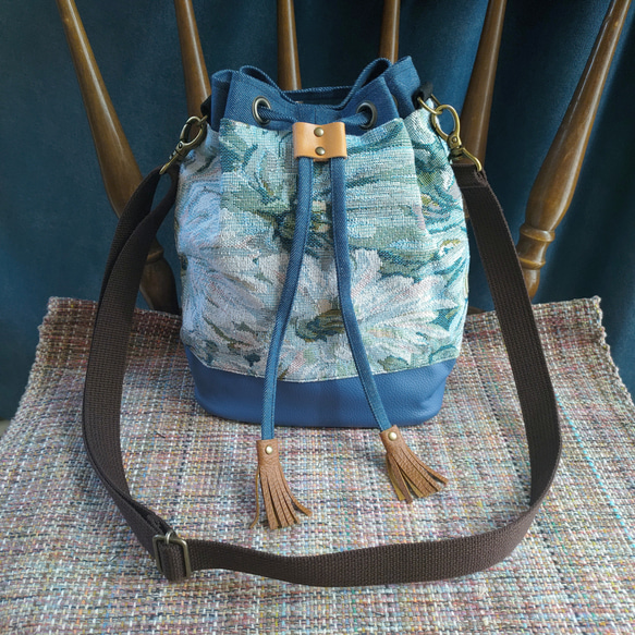 水彩画風の爽やかなフラワージャガード生地　巾着型ショルダーバッグ　水色の花柄ゴブラン織り　 1枚目の画像