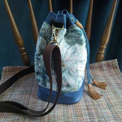 水彩画風の爽やかなフラワージャガード生地　巾着型ショルダーバッグ　水色の花柄ゴブラン織り　 4枚目の画像