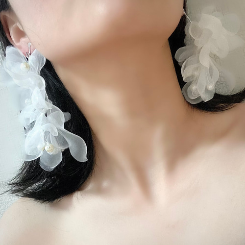 大ぶりピアス 花 フラワー ゴールド ホワイト 白 ウェディング 大ぶりピアス 花 フラワー ゴールド ホワイト 白 ウェディング