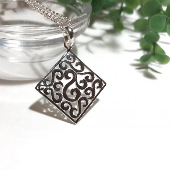 再入荷！純銀製＊透かし模様スクエアペンダント