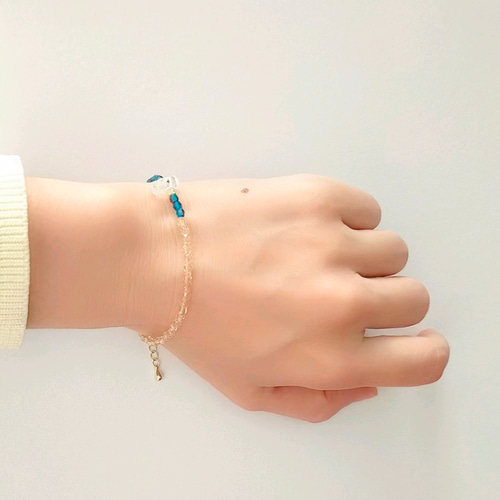 水晶・チェコビーズの華奢なチェーンブレスレット/氷ひとかけら 天然石