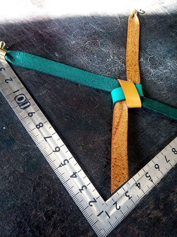 本革羽織紐　 飴+緑色　レザーを縁起の良い叶結びにし着物や浴衣の羽織に！ 3枚目の画像
