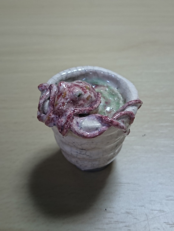 ◇『ミニ湯のみで入浴する蛸』 魔界のおみやげ屋 -atelier_juniの陶芸細工- 1枚目の画像