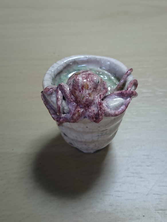 ◇『ミニ湯のみで入浴する蛸』 魔界のおみやげ屋 -atelier_juniの陶芸細工- 3枚目の画像