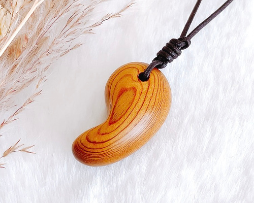 縁起木の勾玉ネックレス（屋久杉） ネックレス・ペンダント 森土産