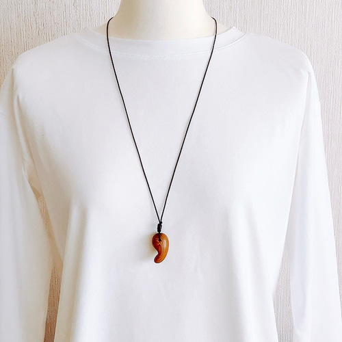 縁起木の勾玉ネックレス（屋久杉） ネックレス・ペンダント 森土産