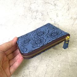 ピッグスキンのスリムなミニ財布　フラワー　ブルー 10枚目の画像