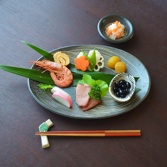 刷毛目楕円皿／黒・焼き〆陶器（レンジ、オーブン、食洗機対応） 6枚目の画像