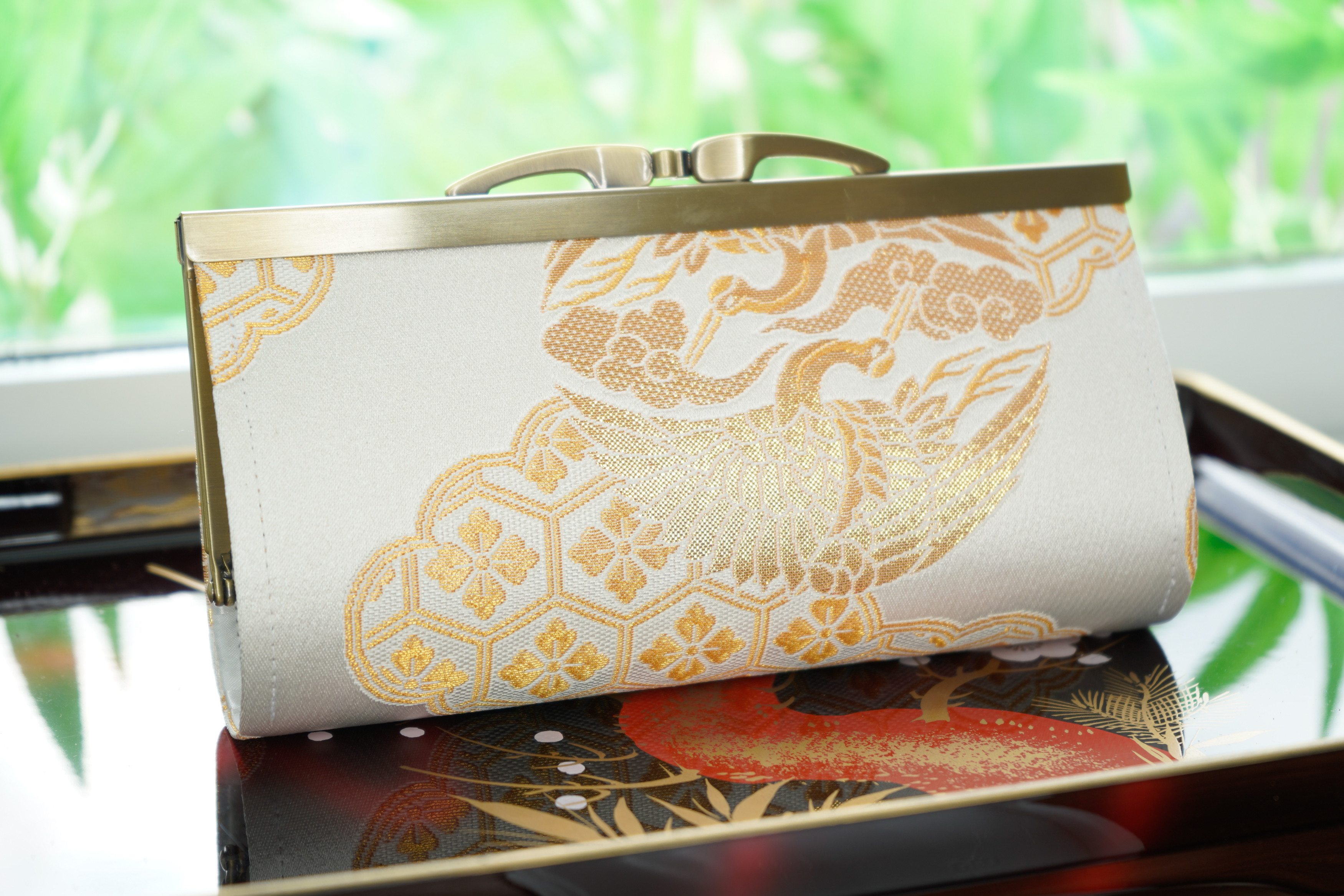 亀甲模様と鶴の金襴織物で中型長財布＊伝統的な日本の美＊ホワイト・白