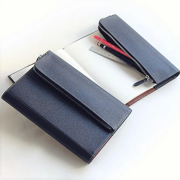 【刻印可】筆記用具も一緒に持ち歩ける　A５サイズ対応ノートカバー　エンボス　MH1275 5枚目の画像