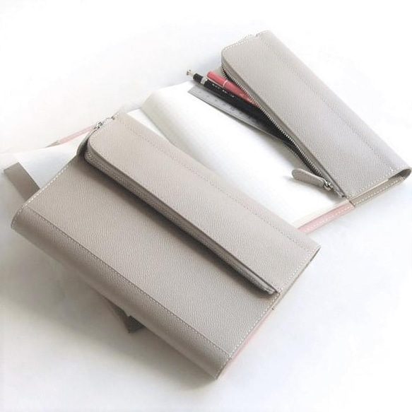 【刻印可】筆記用具も一緒に持ち歩ける　A５サイズ対応ノートカバー　エンボス　MH1275 3枚目の画像