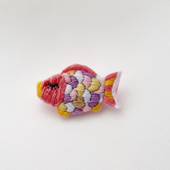 カラフルアレンジ鯉のぼり・お魚手刺繍ブローチ 3枚目の画像